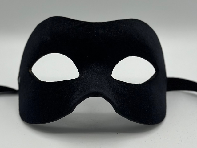 Maske mit schwarzem Samt überzogen. Schwarze Maskenmaske für Männer.