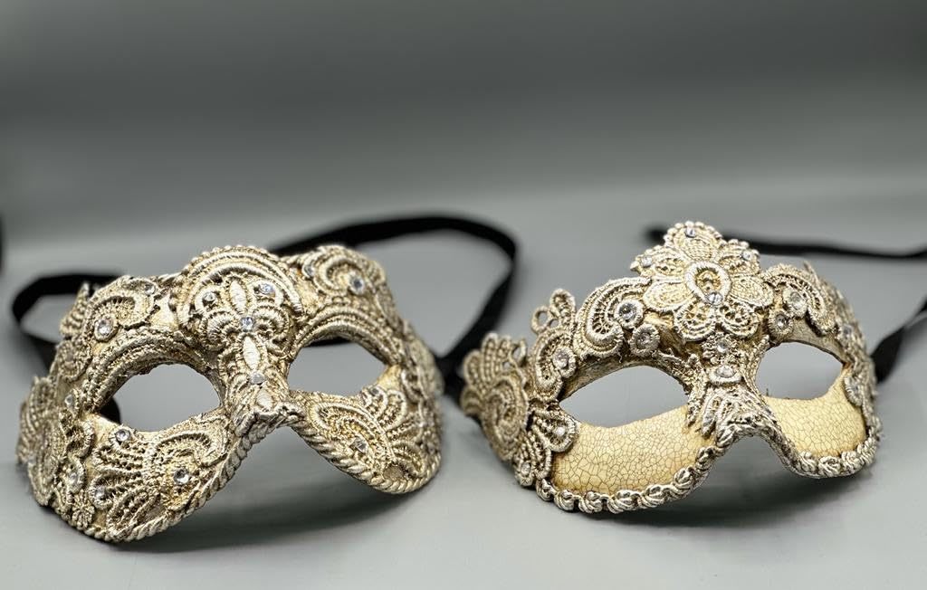 Twee luxe Venetiaanse maskers - man en vrouw - van zilverkleurig kant.  Zilveren maskers voor koppel.