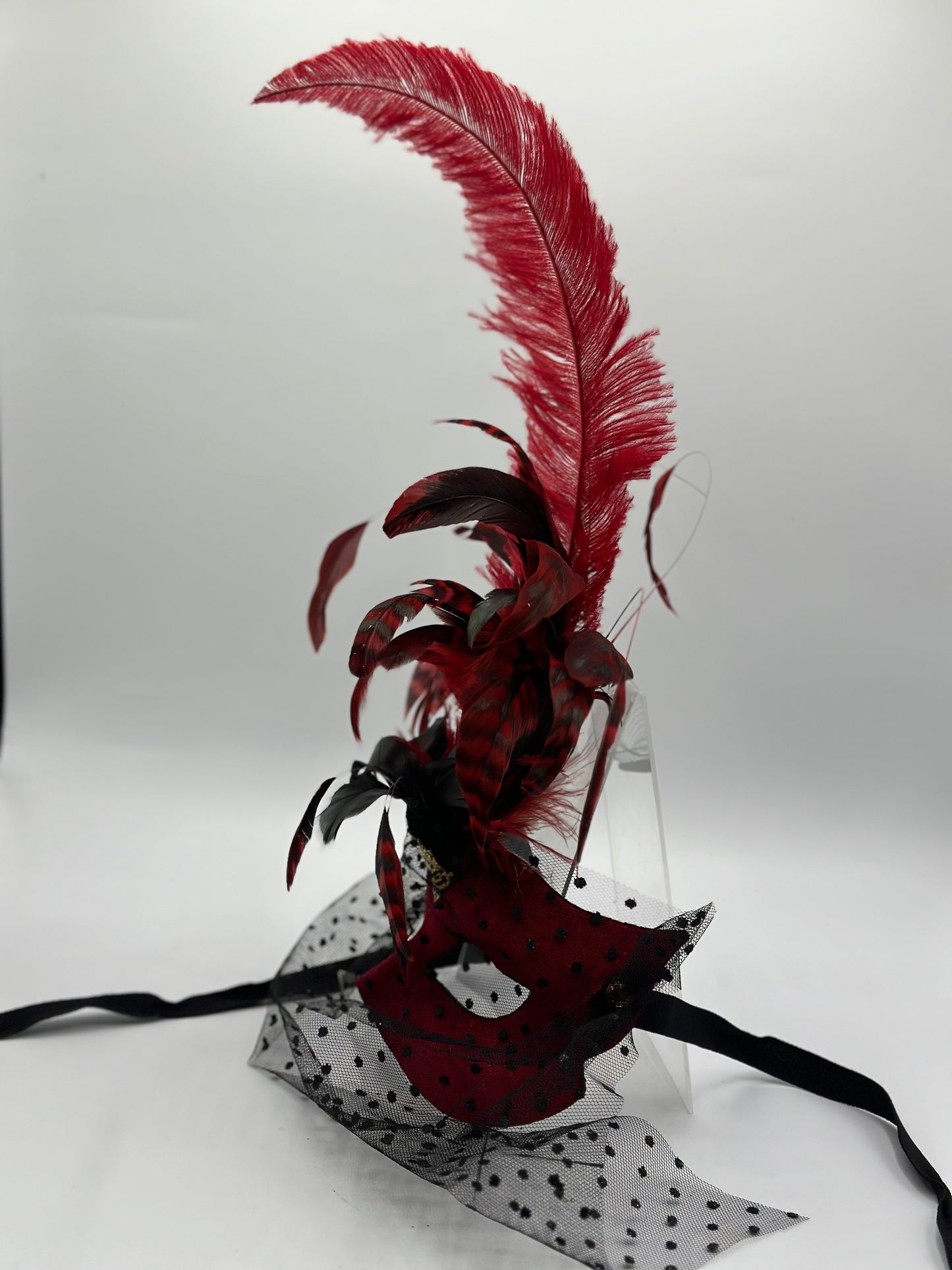 Máscara de lujo con plumas - máscara roja con plumas - Máscara elegante Red Velvet