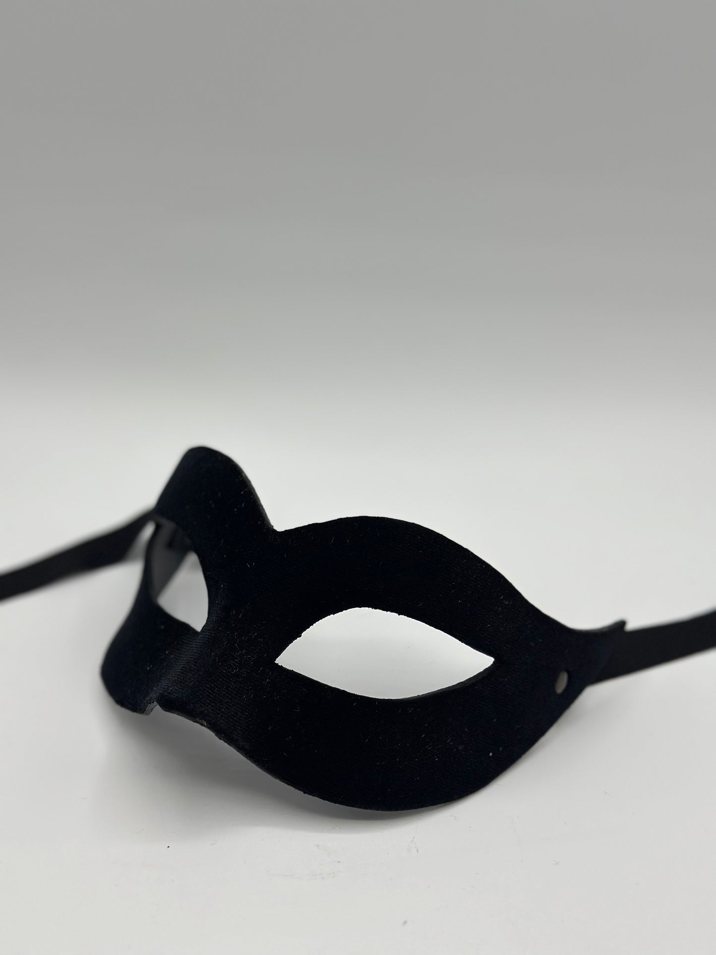 Maske mit schwarzem Samt überzogen. Schwarze Maskenmaske für Frauen.