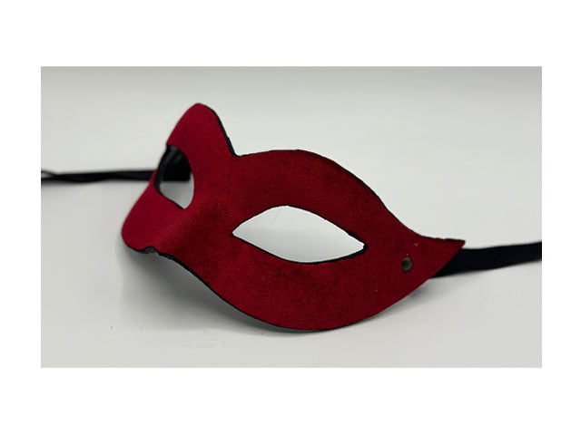 Masker bedekt met rood fluweel. Vrouwen masker - masker voor vrouwen